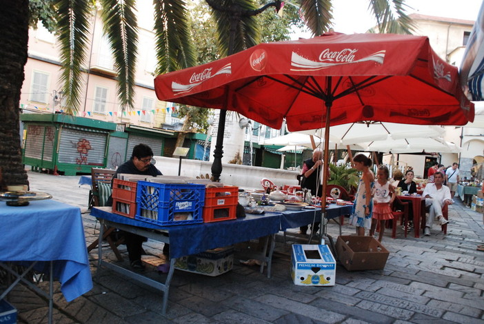 Sanremo: domenica nelle piazze storiche cittadine torna il 'Mercatino dell'Antiquariato e del Collezionismo'