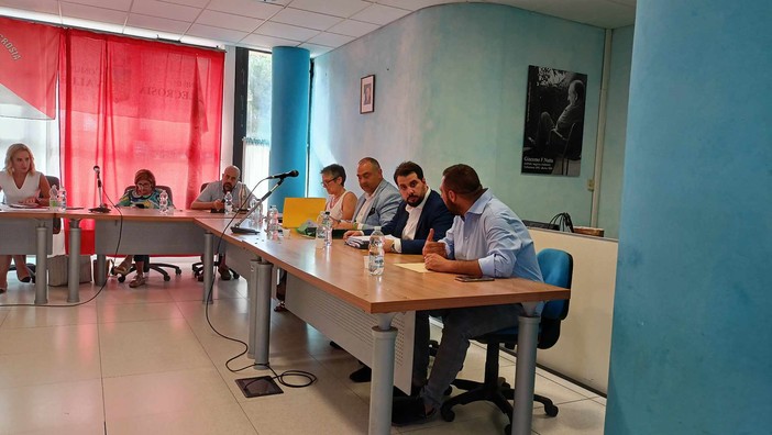 Vallecrosia, "mancano i cestini e c'è erba alta nel centro storico e in città": le interpellanze della minoranza
