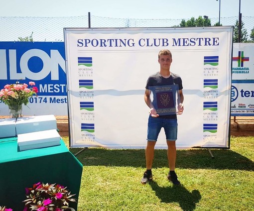 Mirko Lagasio, tennista sanremese di 16 anni, dopo il trionfo nel torneo internazionale di Mestre