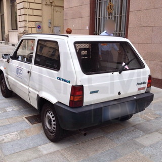 Sanremo: la Polizia Municipale multa (giustamente) anche un'auto del Comune in divieto di sosta