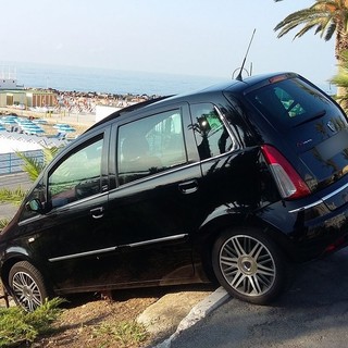 Sanremo: sbaglia manovra e finisce fuori strada in via Vittorio Emanuele, è accaduto questa mattina (Foto)