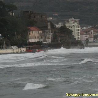 In Regione sono arrivati i 'balneari' della nostra provincia per protestare contro le nuove concessioni demaniali In Regione sono arrivati i 'balneari' della nostra provincia per protestare contro le nuove concessioni demaniali