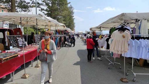 Mercati vuoti e commercianti preoccupati: una categoria in difficoltà nonostante la ripresa del paese Mercati vuoti e commercianti preoccupati: una categoria in difficoltà nonostante la ripresa del paese