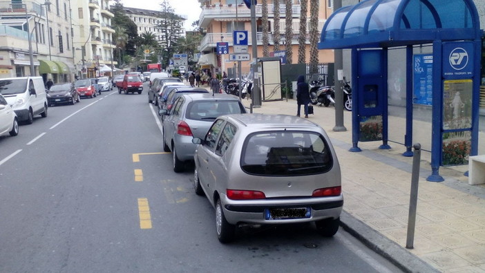 Sanremo: macchine sistematicamente parcheggiate sulle fermate dei bus, la protesta del sindacato Usb