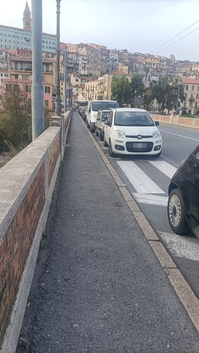 Ventimiglia, al via i lavori di allargamento del marciapiede sul ponte Doria: spostato il capolinea degli autobus