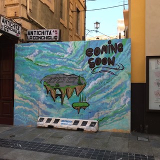 Il pannello decorato che copre i lavori di piazza Borea d'Olmo lato via Matteotti