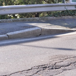 Sanremo: via Padre Semeria, un lettore "Rimuovere i pini rimasti e rifare totalmente l'asfalto"