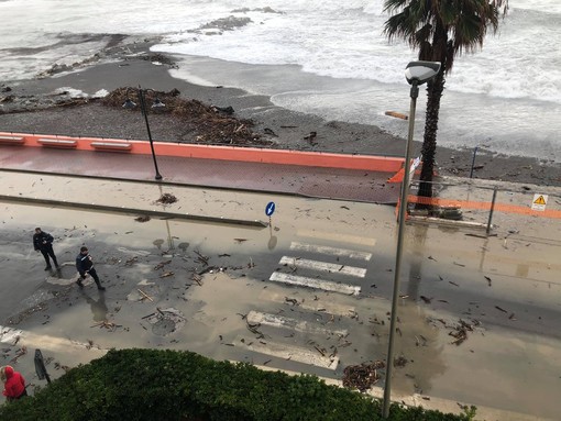 Ventimiglia: detriti sul lungomare per la mareggiata, interviene anche il circolo Pd frontaliero Ventimiglia: detriti sul lungomare per la mareggiata, interviene anche il circolo Pd frontaliero