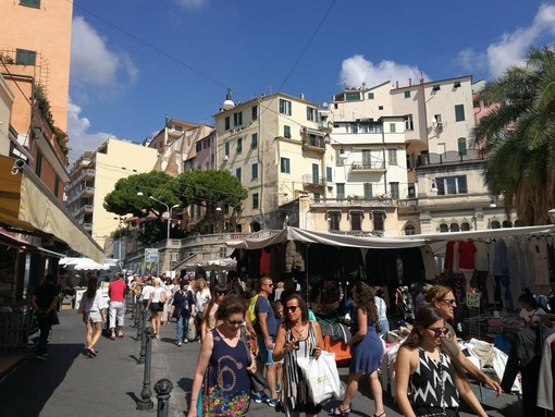 Sanremo: anche oggi non c'era l'ombra di un venditore abusivo al mercato, il Sindaco ringrazia le forze dell'ordine