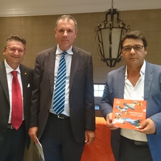 Alla mostra fotografica 'Volti e luoghi di Sicilia' a Nizza un omaggio poetico è stato reso dalla poetessa Maria Salamone