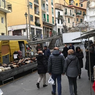 Sanremo: lotta all’abusivismo commerciale al mercato, controlli della Polizia di Stato