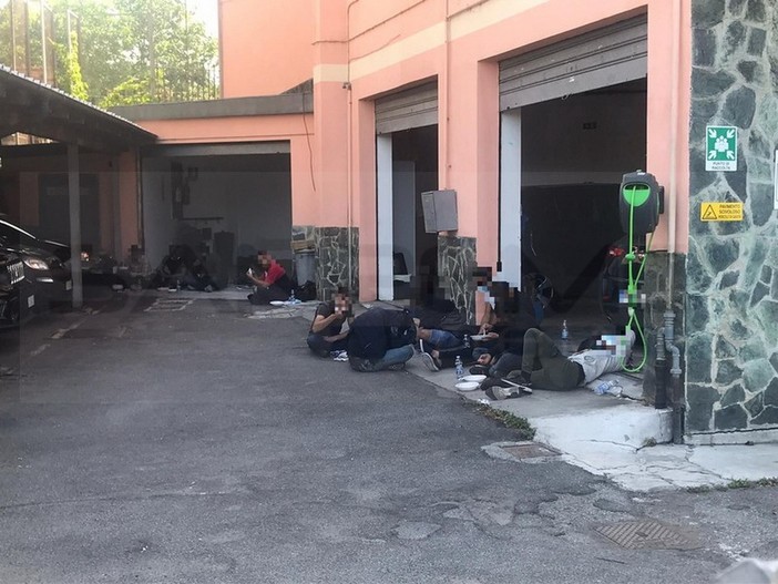 Erano probabilmente diretti a Ventimiglia: Carabinieri scoprono 24 migranti su due camion ad Altare e Cairo Erano probabilmente diretti a Ventimiglia: Carabinieri scoprono 24 migranti su due camion ad Altare e Cairo