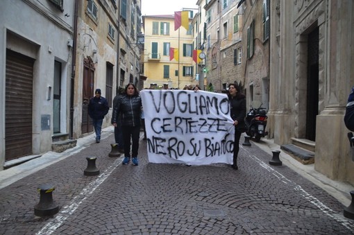 Ventimiglia: protesta per la scuola Cavour, il sindaco Ioculano incontra i genitori della città alta (Foto e Video)