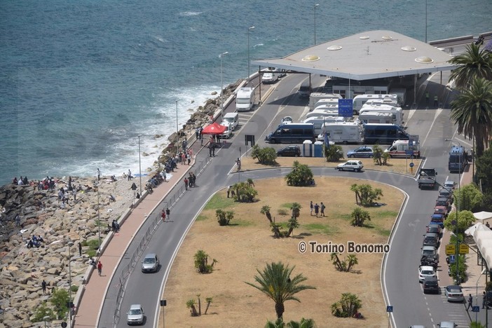 Ventimiglia: una nuova giornata con i profughi tra il confine di Stato e la stazione nelle foto di Tonino Bonomo