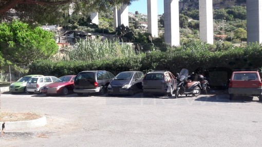 Vallecrosia: auto e moto abbandonate nella zona del cimitero, la protesta di un residente (Foto)