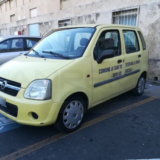 Sanremo: macchina del Comune di Santo Stefano sul parcheggio disabili, la denuncia dell'associazione (Foto)
