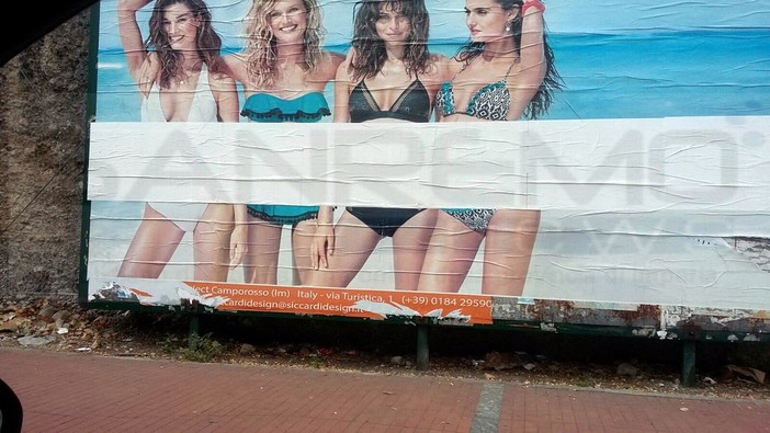 Ventimiglia: manifesto coperto nella zona di Roverino, non per motivi religiosi ma perchè è scaduta la concessione Ventimiglia: manifesto coperto nella zona di Roverino, non per motivi religiosi ma perchè è scaduta la concessione