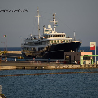 Sanremo: da due giorni in rada, ha fatto manovra oggi in porto il maxi yacht blu (Foto)
