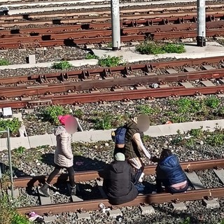Ventimiglia, migranti accampati sotto il cavalcavia di San Secondo. I residenti: "Sono sempre più numerosi" (Foto e video)