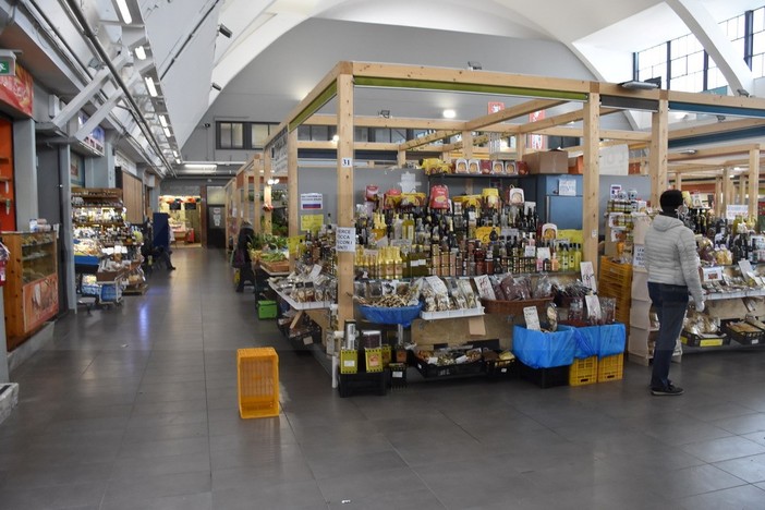 Sanremo: mercato 'povero' ma non 'triste' oggi, nonostante le restrizioni c'erano anche diversi francesi Sanremo: mercato 'povero' ma non 'triste' oggi, nonostante le restrizioni c'erano anche diversi francesi