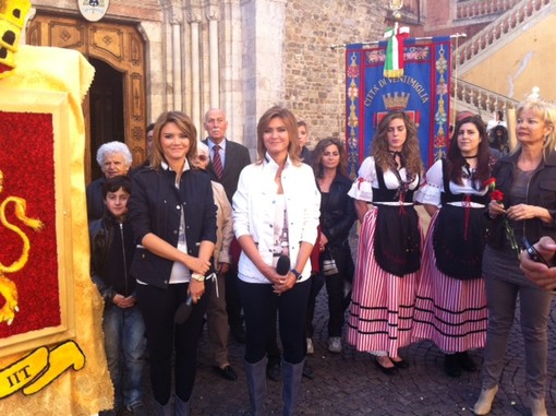 Ventimiglia: si alza il sipario su “Mezzogiorno in famiglia”, gremita Piazza della Cattedrale per le riprese Rai, le foto
