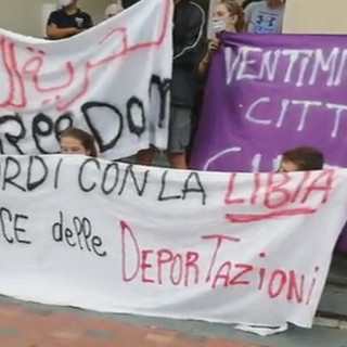 Ventimiglia: alla fine i 'No border' non hanno resistito, anche solo in 50 hanno manifestato in città (Foto e Video)