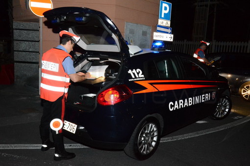 Sanremo : straniero dà in escandescenze in piazza Colombo fermato per controlli ed arrestato dai Carabinieri Sanremo : straniero dà in escandescenze in piazza Colombo fermato per controlli ed arrestato dai Carabinieri