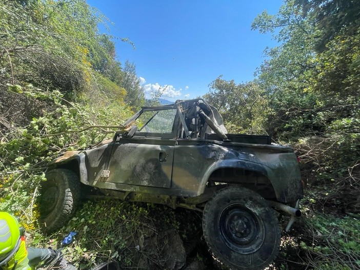 Ventimiglia: auto vola per 30 metri nel burrone, salgono a tre i morti. Uno è un finanziere di Cuneo Ventimiglia: auto vola per 30 metri nel burrone, salgono a tre i morti. Uno è un finanziere di Cuneo