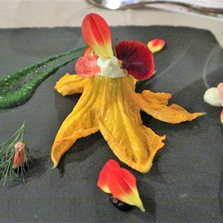 Macine del Confluente al completo per “Mangiare i fiori”. Una serata divertente all’insegna della cultura e della buona cucina