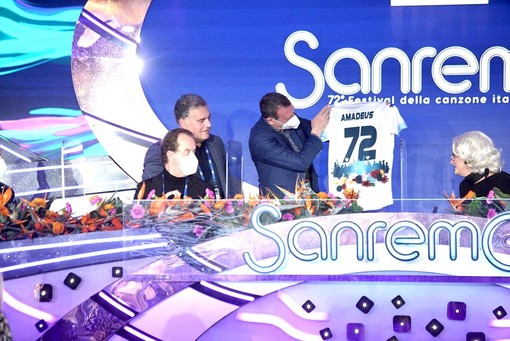 Festival: la maglia '72' della Sanremese consegnata ad Amadeus, Faraldi "Bel momento, lui ha ringraziato con dedica speciale" Festival: la maglia '72' della Sanremese consegnata ad Amadeus, Faraldi "Bel momento, lui ha ringraziato con dedica speciale"