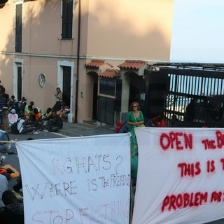 Ventimiglia: la Caritas 'convince' i migranti a lasciare corso Toscanini, ed a tornare alla chiesa di Sant'Antonio Ventimiglia: la Caritas 'convince' i migranti a lasciare corso Toscanini, ed a tornare alla chiesa di Sant'Antonio