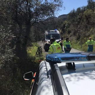 Dolceacqua: 73enne muore colto da un malore in bici, due medici hanno tentato di rianimarlo (Foto) Dolceacqua: 73enne muore colto da un malore in bici, due medici hanno tentato di rianimarlo (Foto)