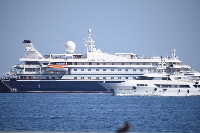 Sanremo: oggi in rada la nave da crociera 'SeaDream', le foto scattate da Tonino Bonomo
