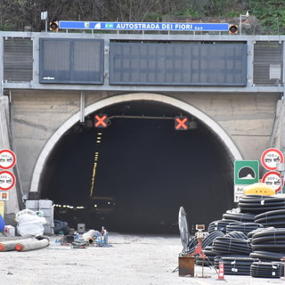Ventimiglia: giornata dell'inaugurazione della nuova barriera ma in autostrada lunghe code per un incidente al confine Ventimiglia: giornata dell'inaugurazione della nuova barriera ma in autostrada lunghe code per un incidente al confine