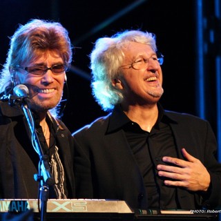 'Quella Carezza della Sera' viaggio tra musica e parole, Massimo Cotto incontra Vittorio De Scalzi e Nico Di Palo dei New Trolls