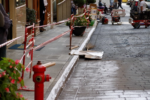 Sanremo: via Carli ha un nuovo volto, ora i commercianti sognano un marciapiede all’altezza: “Pronti a collaborare”