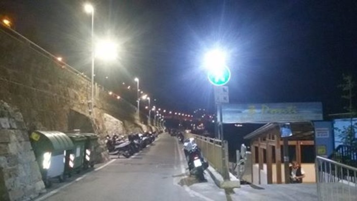 Sanremo: ai 'Tre Ponti' da ieri sera ci si 'illumina d'immenso', la soddisfazione delle spiagge per la nuova illuminazione Sanremo: ai 'Tre Ponti' da ieri sera ci si 'illumina d'immenso', la soddisfazione delle spiagge per la nuova illuminazione