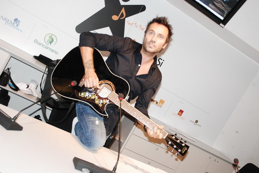 Nek infiamma anche oggi la platea dei partecipanti a 'Carta Si Area Sanremo'