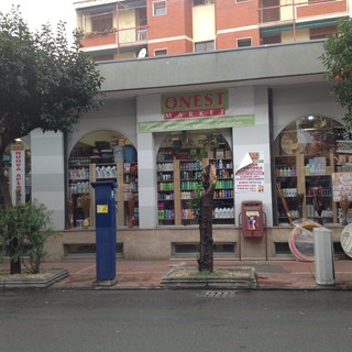 Diano Marina: Il Comune decreta la chiusura di parte del negozio gestito da cinesi, riaprono a 20 metri di distanza