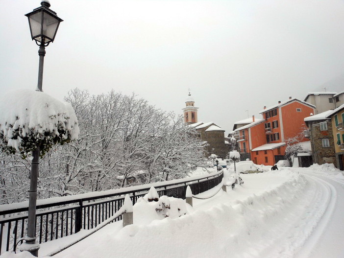 Continua a nevicare nell'entroterra di Imperia: le foto di stamani a Montegrosso Pian Latte