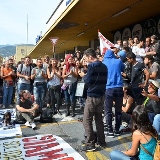 Migranti al confine: nuove manifestazioni nel weekend? Per ora c'è solo una conferma per lunedì a Mentone Migranti al confine: nuove manifestazioni nel weekend? Per ora c'è solo una conferma per lunedì a Mentone