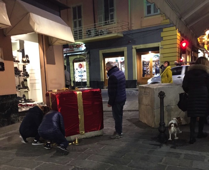 Sanremo: vacanze, sicurezza e un’opinione comune sui ‘New Jersey’ in centro: “Sono brutti e smorzano l’atmosfera natalizia, ma servono” (Foto)