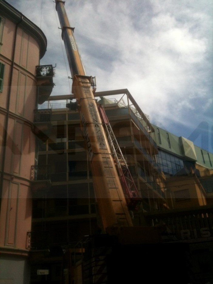 Sanremo: mattinata di lavoro per l'installazione di una nuova antenna per la telefonia sopra il Teatro Ariston