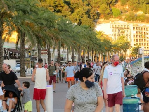 Nizza: un messaggio lungo 170 metri su Quai des Etats Unis, scritto con i colori della bandiera francese