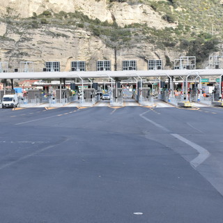 Problemi e disagi per i lavori al confine sulla A10: la Confesercenti chiede al comune di farsi portavoce