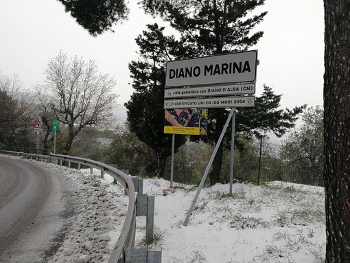 Il Golfo dianese imbiancato dalla nevicata: paesaggio da cartolina e pochi disagi (Foto) Il Golfo dianese imbiancato dalla nevicata: paesaggio da cartolina e pochi disagi (Foto)
