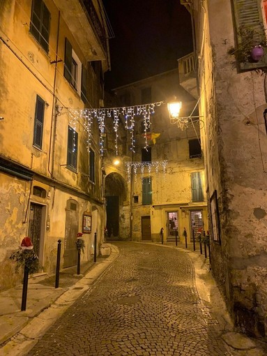 Ventimiglia: speciali decorazioni natalizie per via Garibaldi e via Piemonte