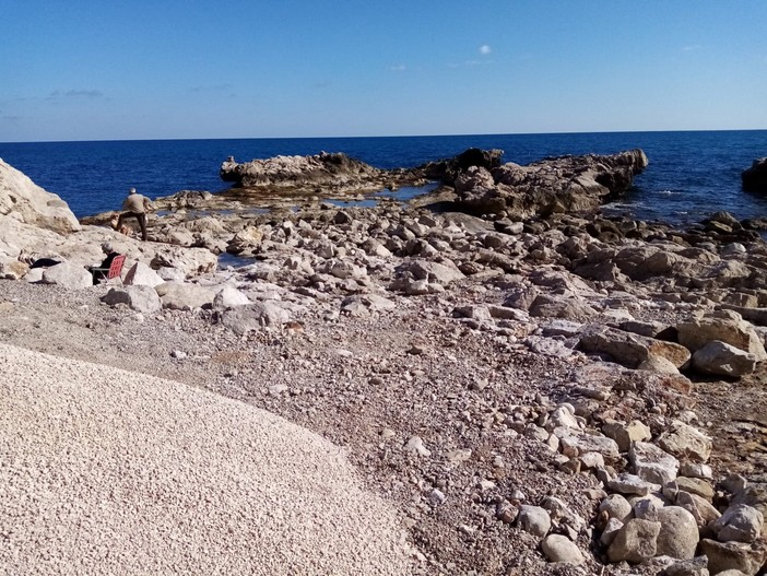 Ventimiglia: spiaggetta dei Balzi Rossi, la doppia segnalazione dello scrittore Enzo Barnabà Ventimiglia: spiaggetta dei Balzi Rossi, la doppia segnalazione dello scrittore Enzo Barnabà