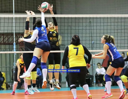 Volley: il Grafiche Amadeo femminile vince a Genova e ottengono la salvezza matematica