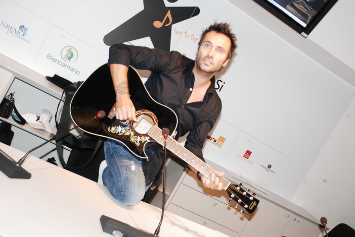 Nek infiamma anche oggi la platea dei partecipanti a 'Carta Si Area Sanremo'